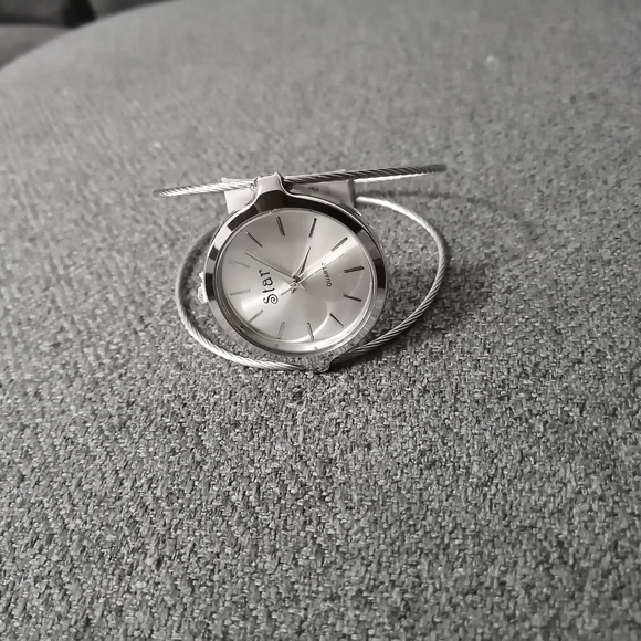 Comfortable silver light watch - Picture 2 of 3